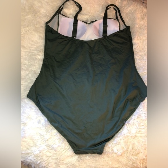 VENUS Green and White One-Piece Swimsuit size 16D - Picture 12 of 16
